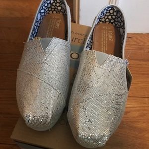 NWT TOMS in Sparkly Silver, Size 6.5